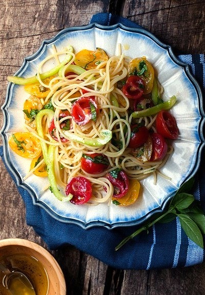 Spagetti with tomato and basil and olive oil by Dizajnmenza on Flickr.